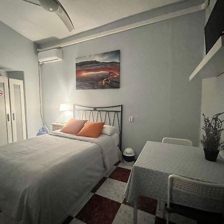 Santa Isabel Low Cost Rooms In Private House Seville Luaran gambar