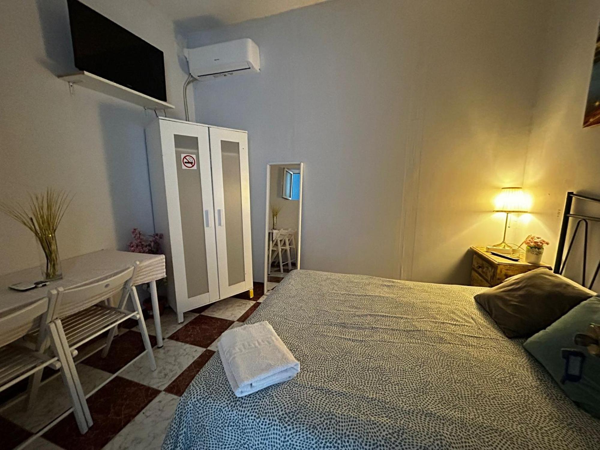 Santa Isabel Low Cost Rooms In Private House Seville Luaran gambar