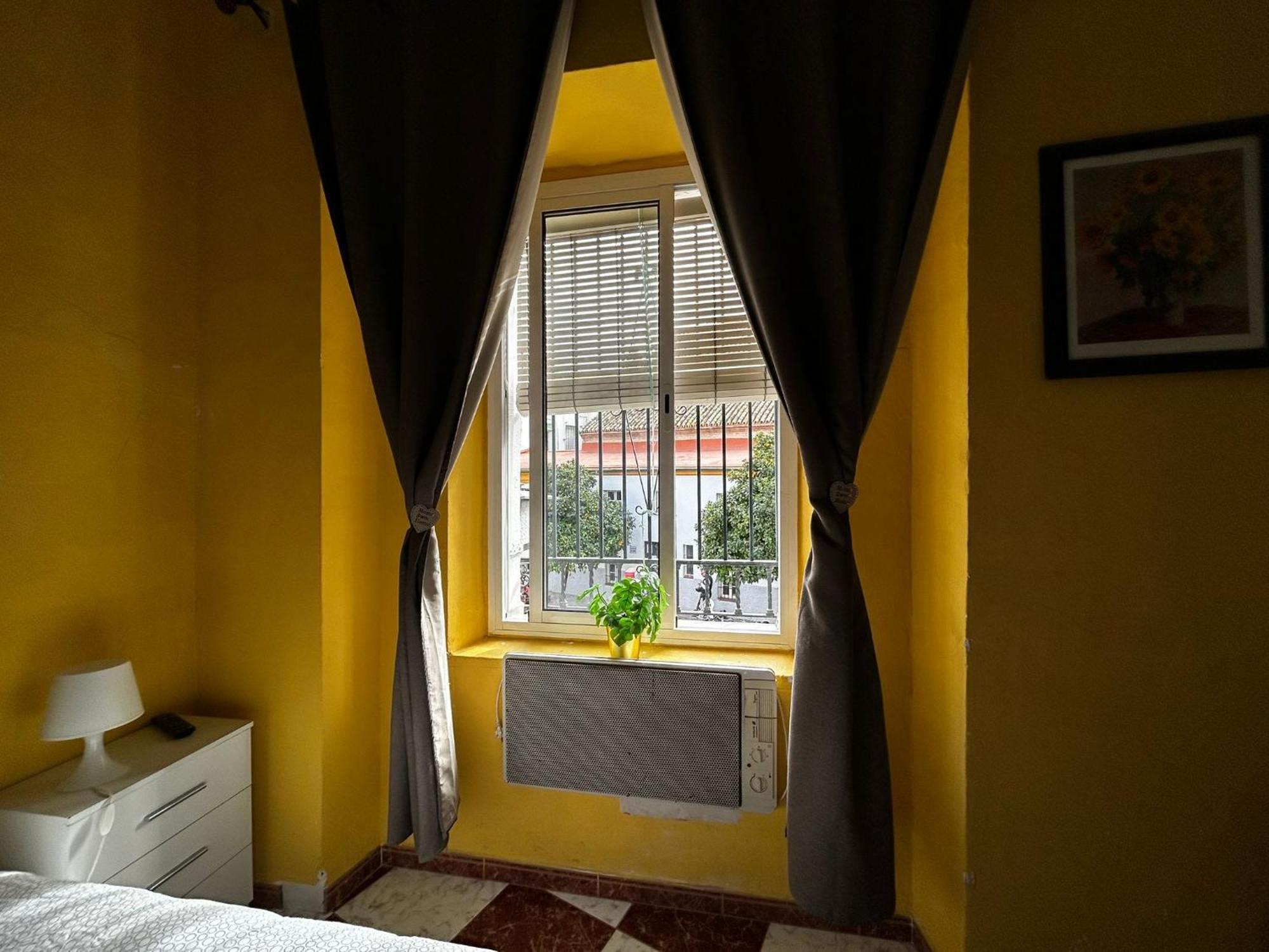 Santa Isabel Low Cost Rooms In Private House Seville Bilik gambar