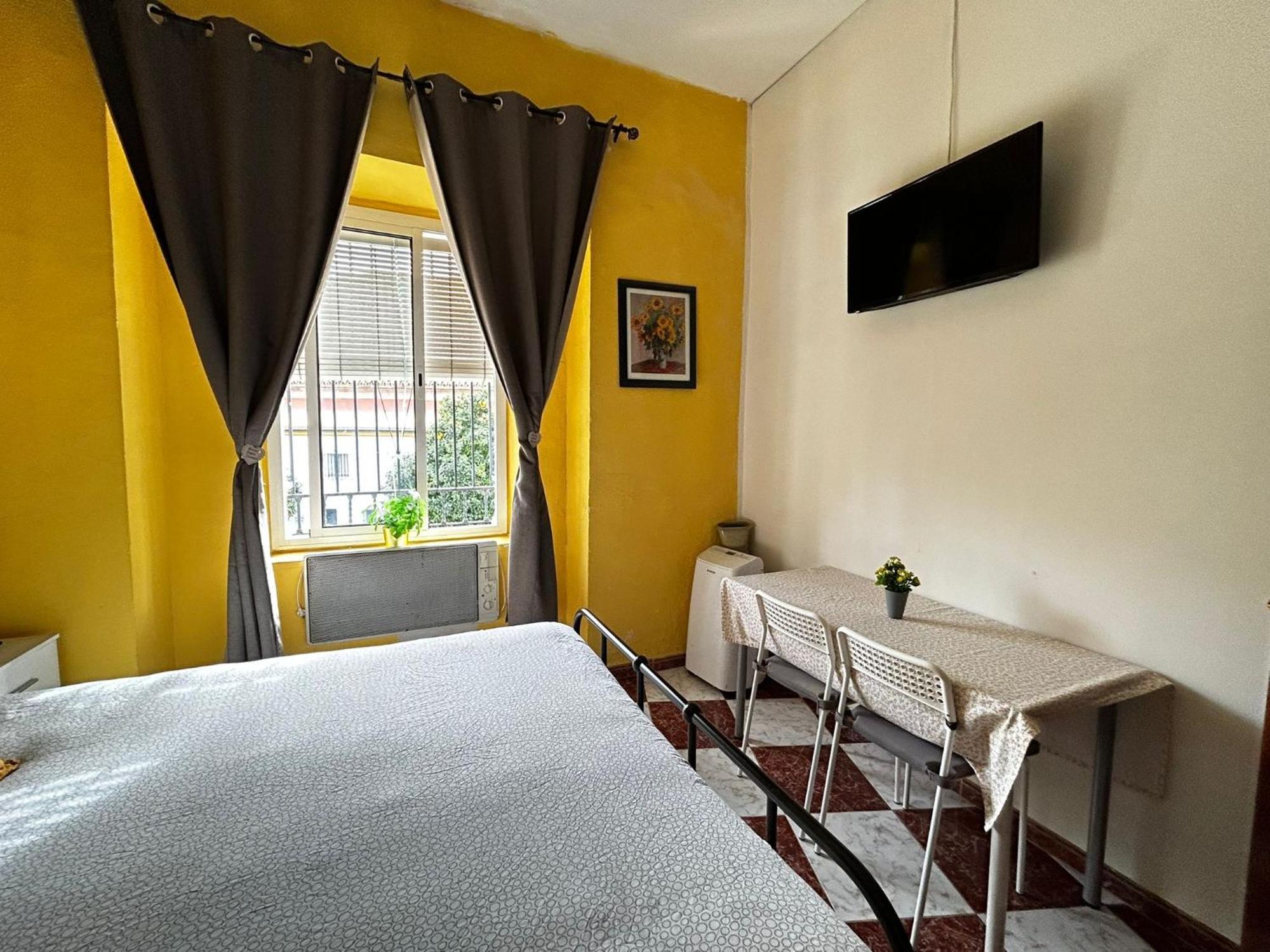 Santa Isabel Low Cost Rooms In Private House Seville Bilik gambar