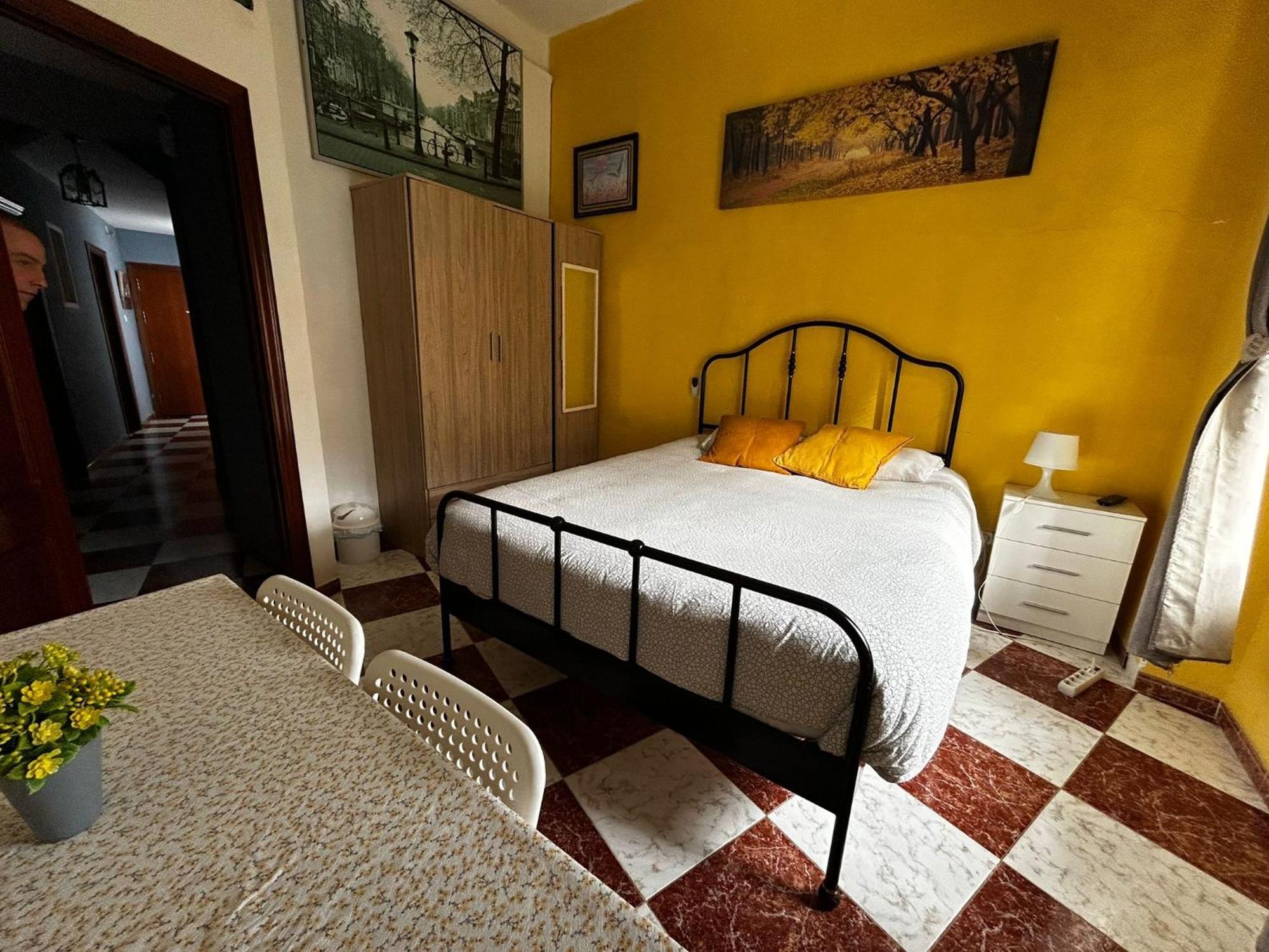 Santa Isabel Low Cost Rooms In Private House Seville Luaran gambar